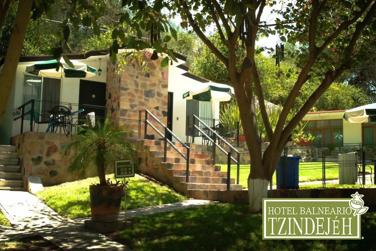 Hotel Balneario Tzindejeh Tasquillo エクステリア 写真